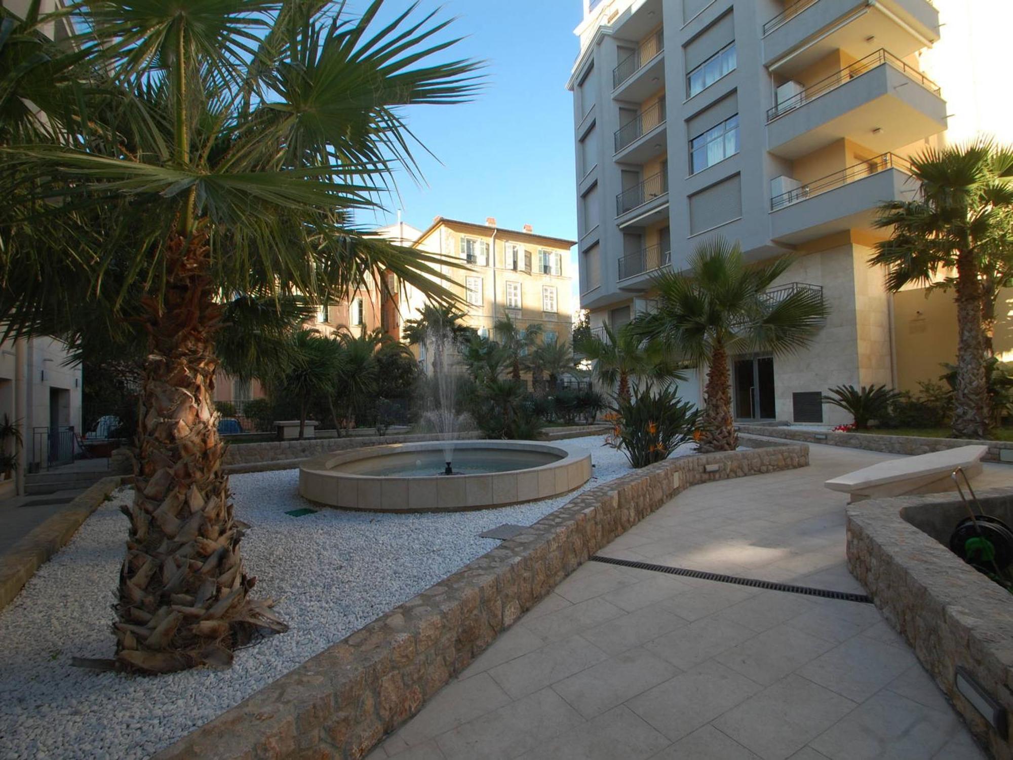 Charmant 2P Moderne Avec Terrasse, Parking Prive, En Plein Centre De Menton, A 2 Pas De La Mer - Fr-1-196-200 Buitenkant foto